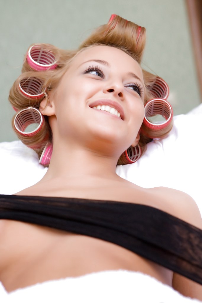 CUTIE WITH CURLERS #21620368