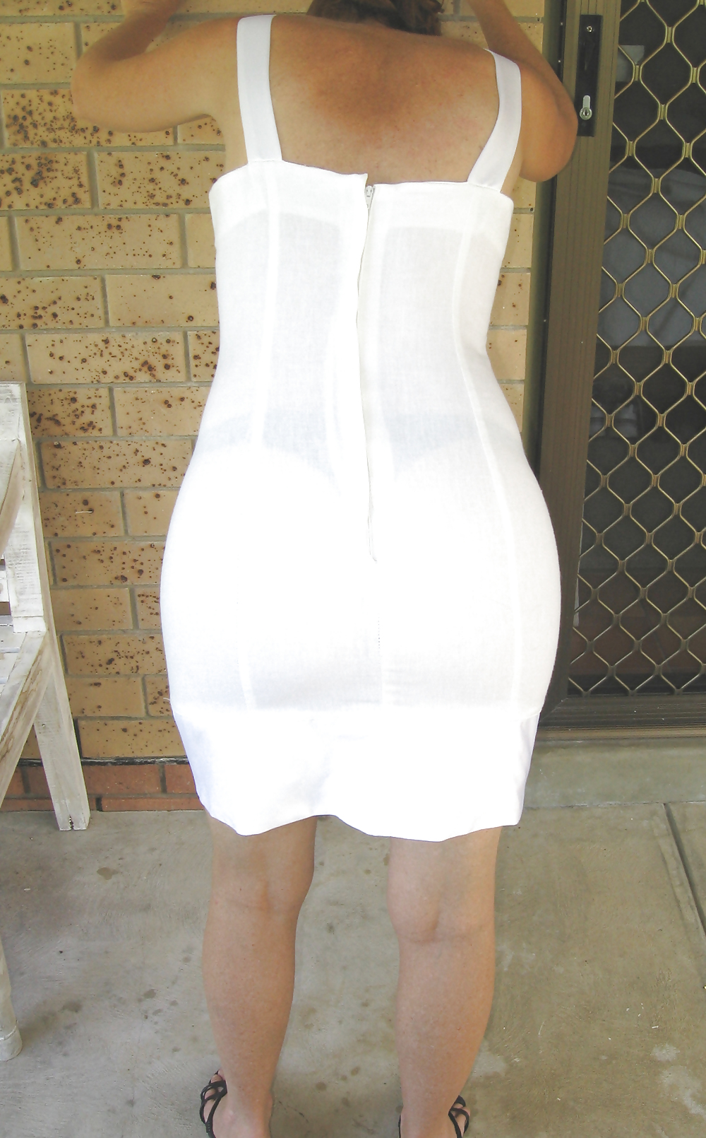 私の赤毛の妻の白いタイトなドレスのアップスカート
 #5543116
