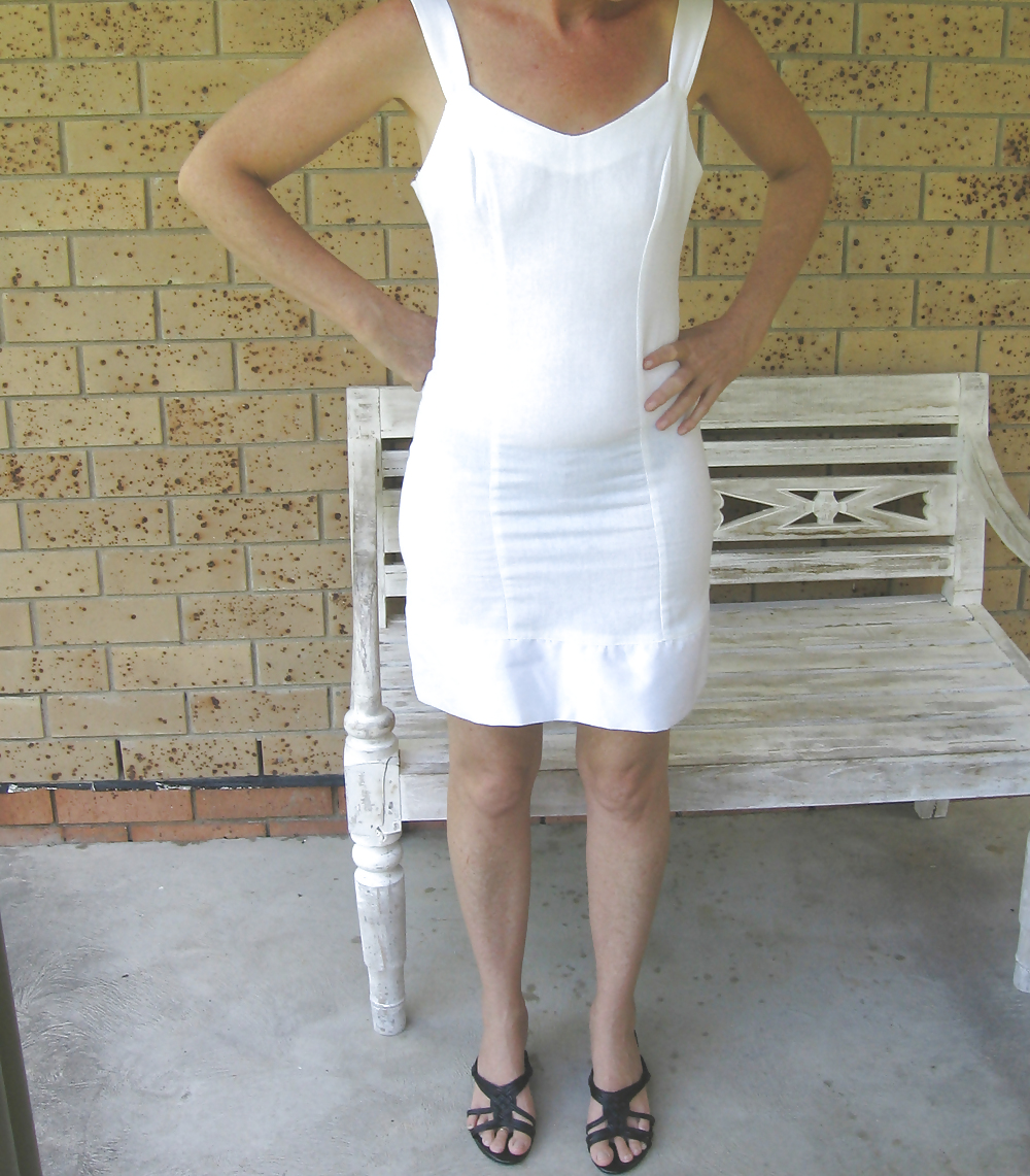 私の赤毛の妻の白いタイトなドレスのアップスカート
 #5543126