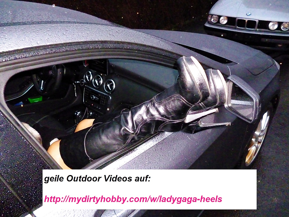 Outdoor-High Heels Stiefel Im Auto #16551217