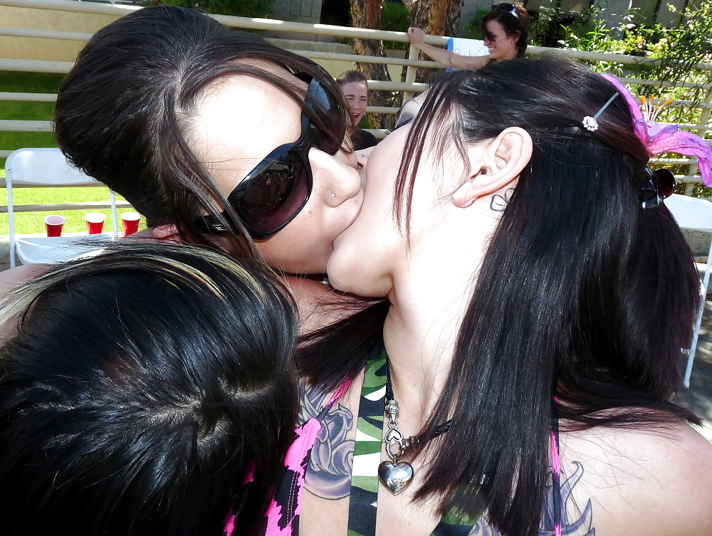 Ragazze che baciano ragazze
 #8253636