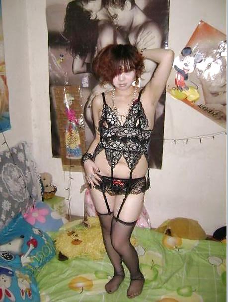 Chica china tatuada con axilas peludas
 #13013090