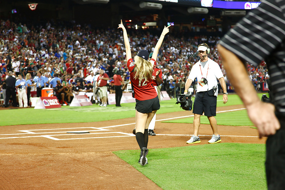 Kate Upton All-Star Celebrity Softball Game in Phoenix #4635881