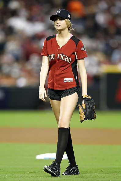 Kate Upton All-Star Celebrity Softball Game in Phoenix #4635956