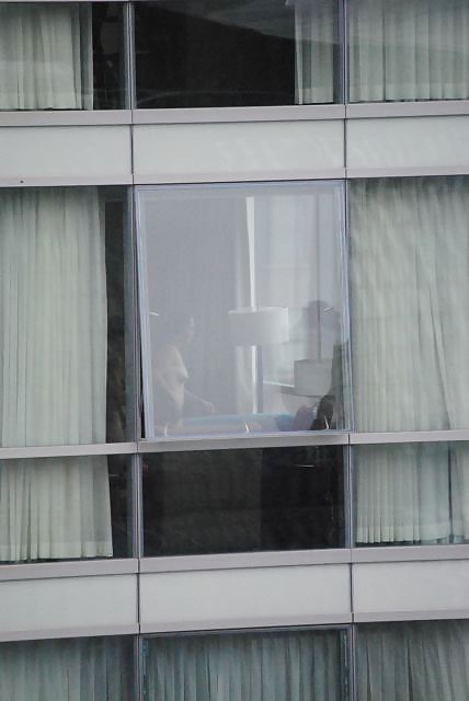 Cojiendo en la ventana
 #13804750