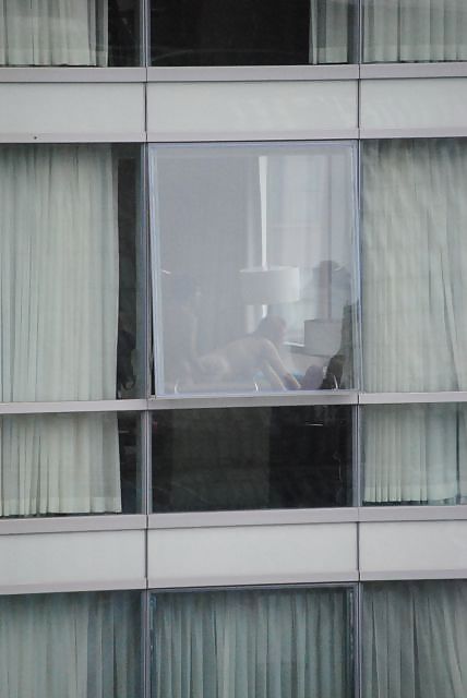 Cojiendo en la ventana
 #13804758