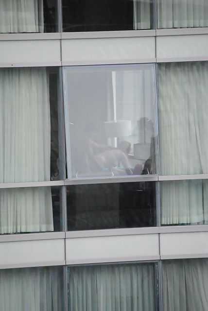 Cojiendo en la ventana
 #13804765