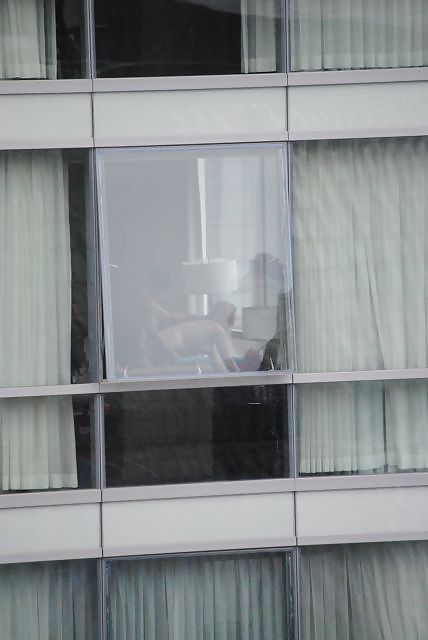 Cojiendo en la ventana
 #13804769