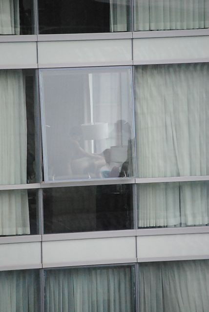 Cojiendo en la ventana
 #13804773