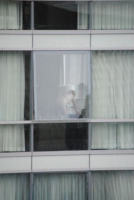 Cojiendo en la ventana
 #13804799