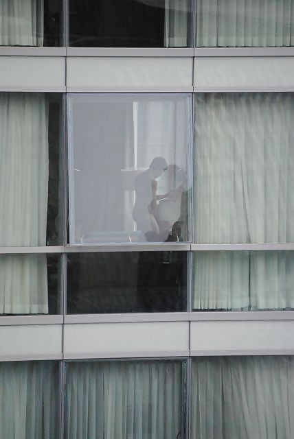 Cojiendo en la ventana
 #13804812