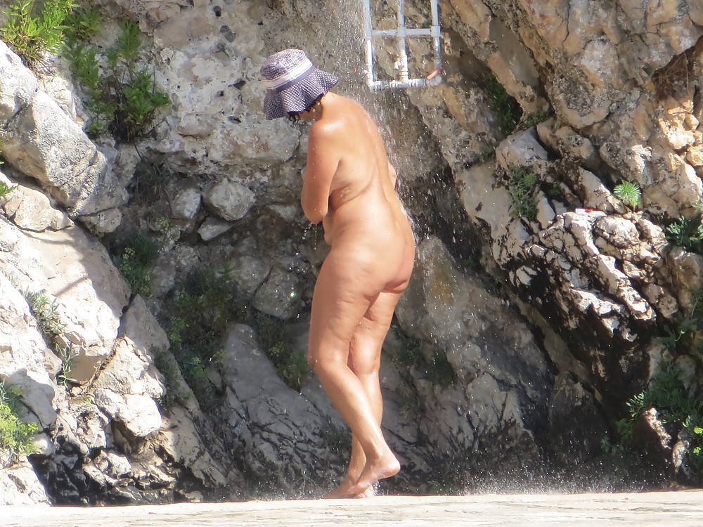 Milf croata en la playa tomando una ducha
 #21015493