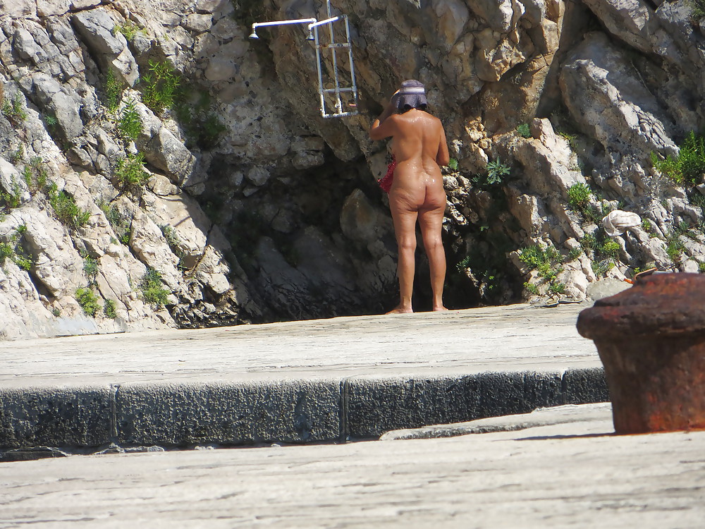 Milf croata en la playa tomando una ducha
 #21015501