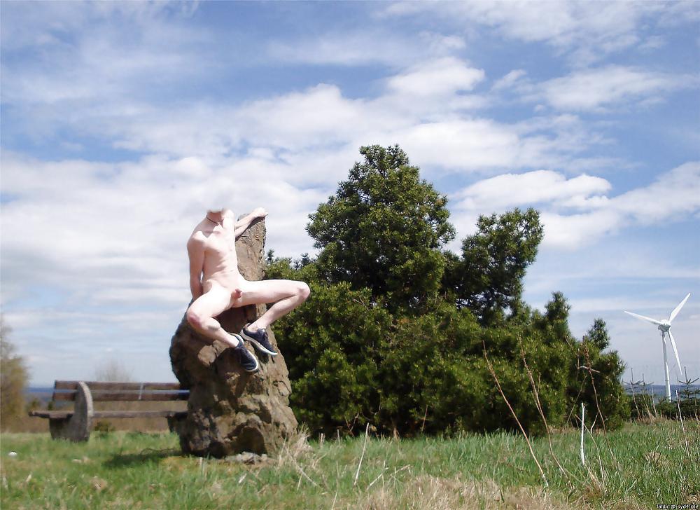 Chico joven posando desnudo al aire libre
 #19035062