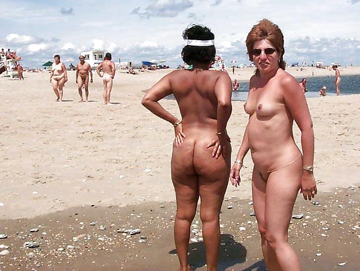 Puttane nude sulle spiagge di sabbia
 #17407131
