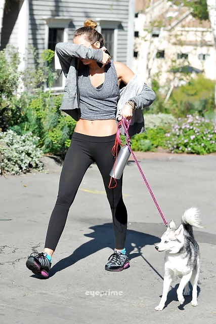 Miley Cyrus abdominal  #9957955