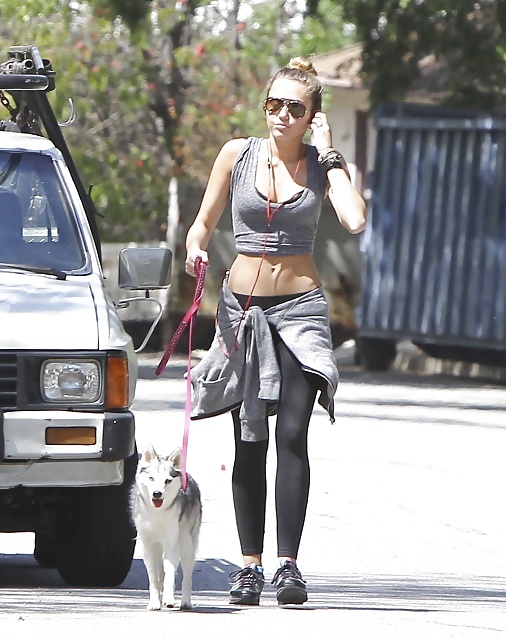 Miley Cyrus abdominal  #9958009