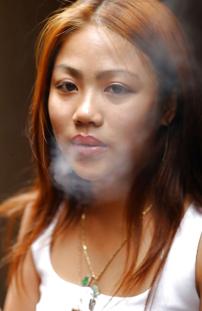 Smoking 005 - Thai Lady Candids (maybe) #9435609