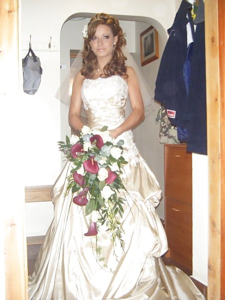 ロクサーヌの結婚式の写真を載せてくれとの声が多かったので、楽しみにしています。
 #11541365