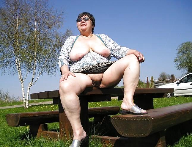 Mujeres mayores desnudas al aire libre.
 #4136757