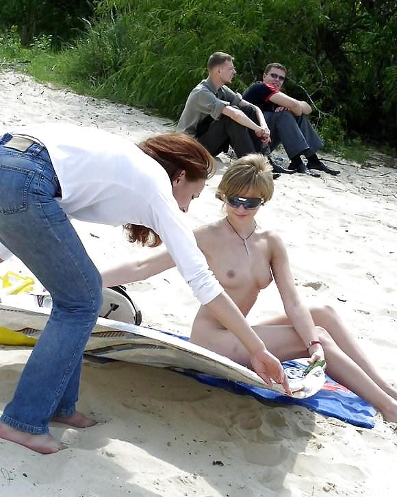 Zwei Naturisten Mädchen Am Strand Von Segel #4814942