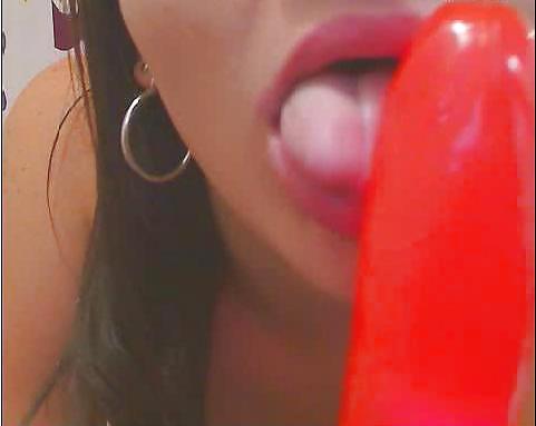 Dolce ragazza che gioca il suo dildo rosso in webcam
 #7077791