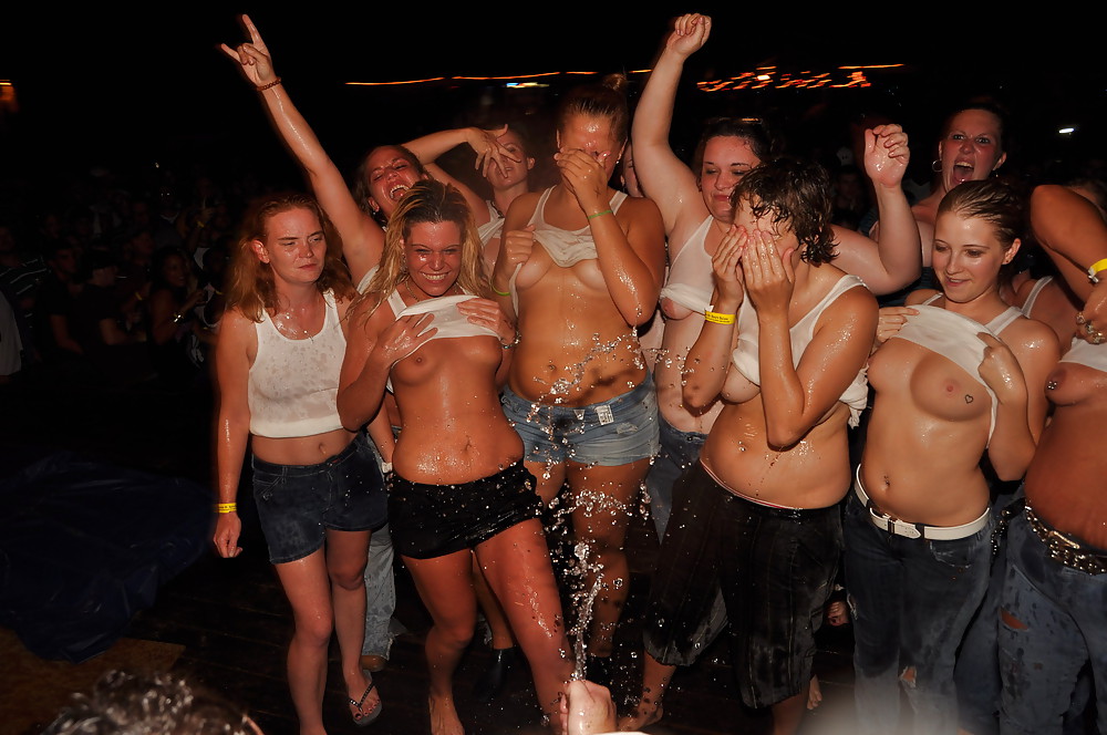 裸の盗撮者が点滅するグループパーティー アップスカートのパンティー 
 #21091745