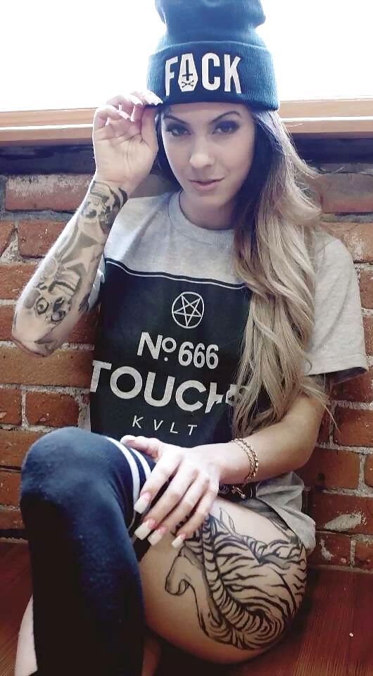 Chickz n ink
 #22042490