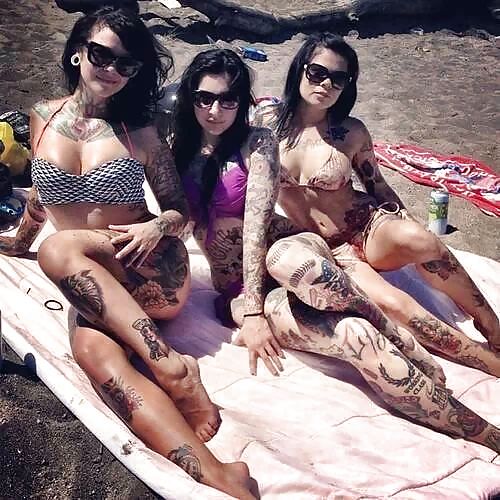 Chickz n ink
 #22042619