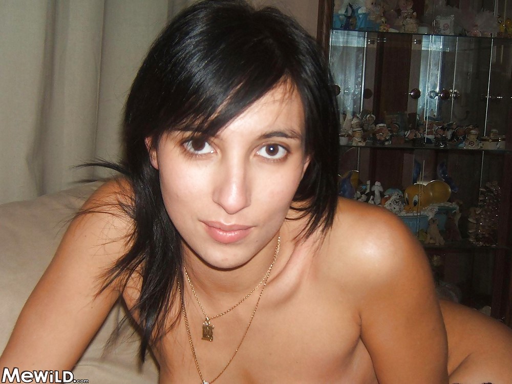 Chica de pelo oscuro
 #19800982