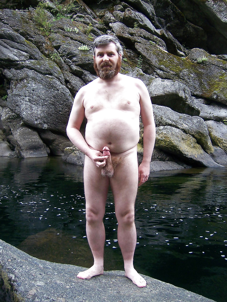 Hombres desnudos en la orilla del agua 2.
 #16367485