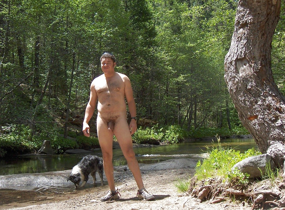 Hombres desnudos en la orilla del agua 2.
 #16367521