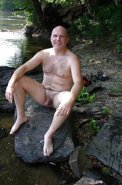 Hombres desnudos en la orilla del agua 2.
 #16367540