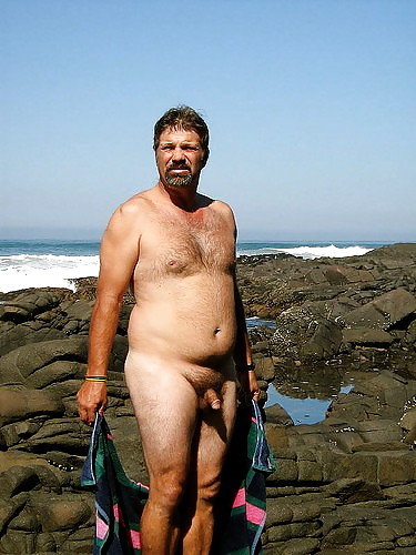 Hombres desnudos en la orilla del agua 2.
 #16367578
