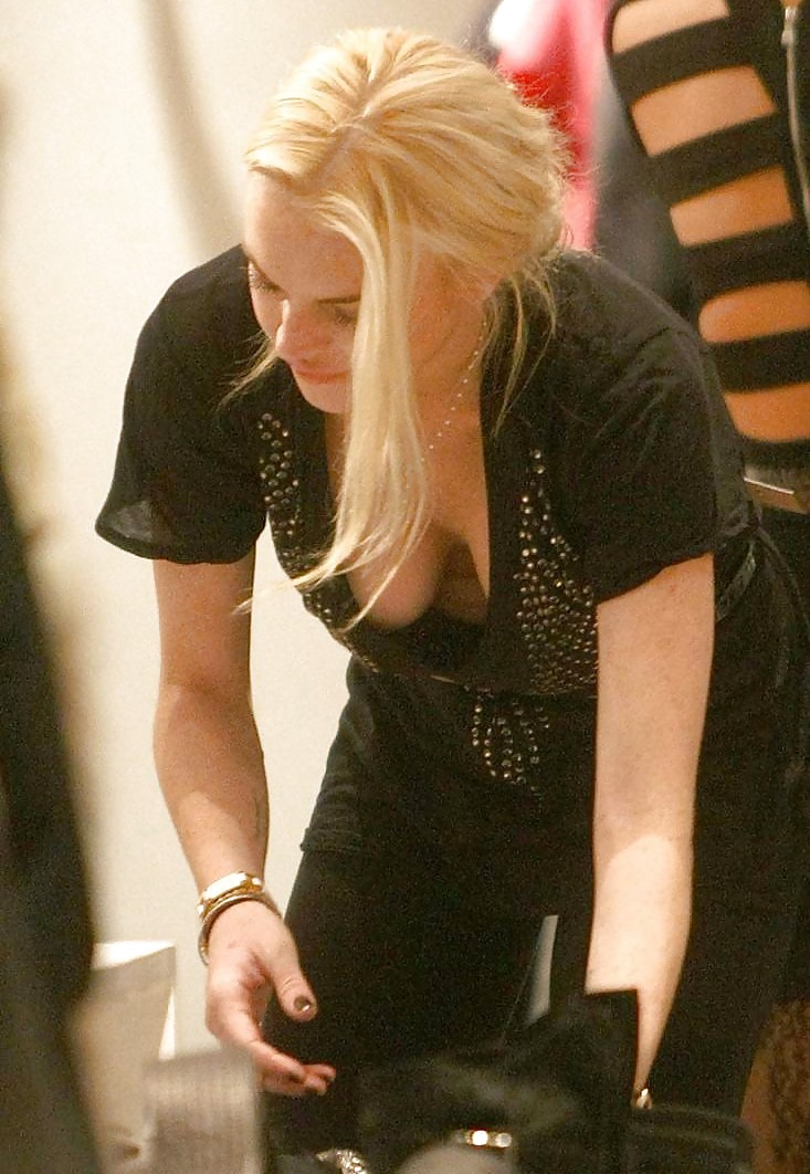 Lindsay Lohan ... Brüste Fallen Aus #13199456