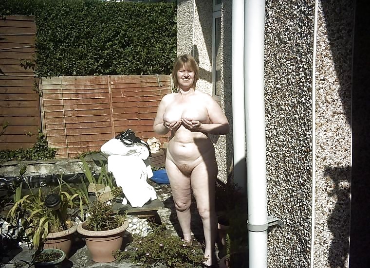 Desnudo en el jardín
 #19065690