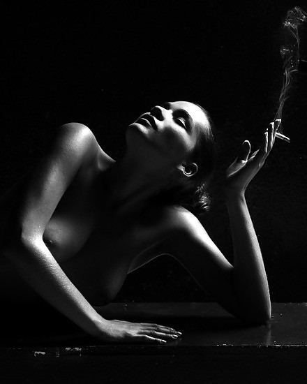 タバコを吸う女たち #1
 #19499806