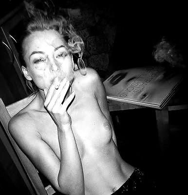 タバコを吸う女たち #1
 #19500079