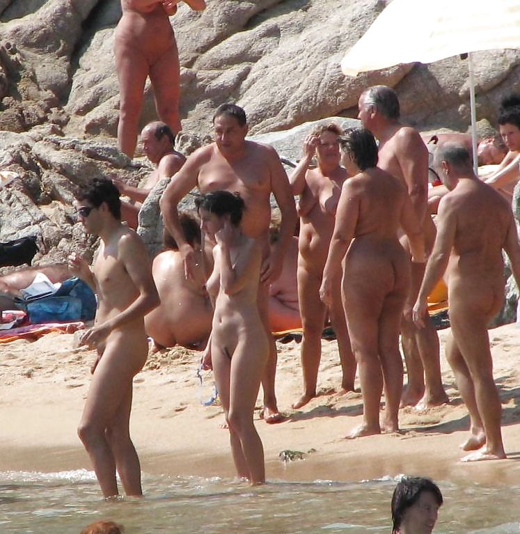 Nudisti sulla spiaggia!
 #257604