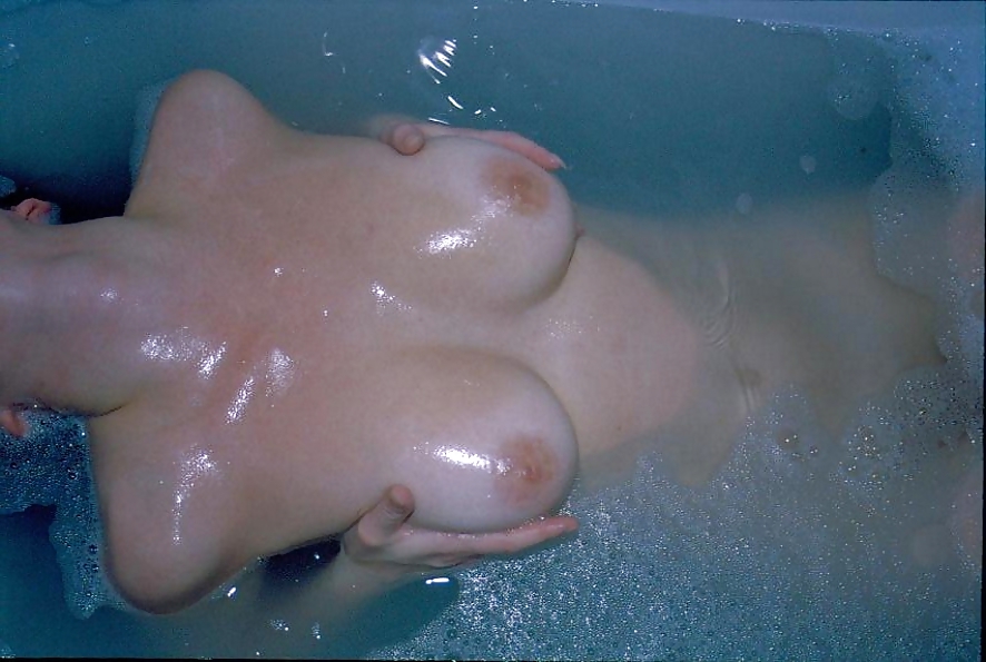 Sag - la mia giovane moglie con tette voluttuose nella vasca da bagno 06
 #18449869