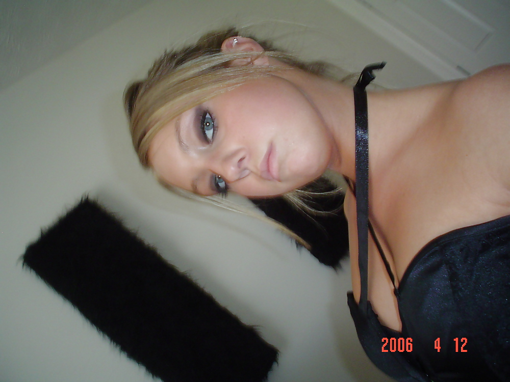 Sexy lindo joven rubia en kneesocks negro
 #3639223