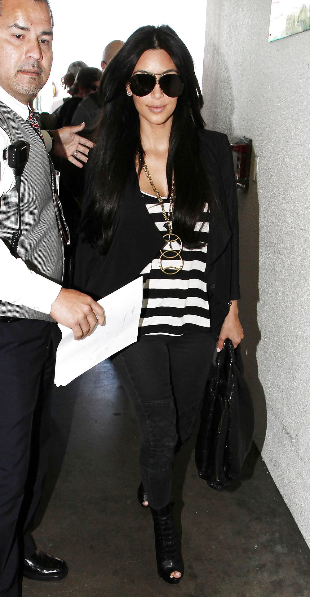 Kim Kardashian in jeans LAX (arse shots) #3896858