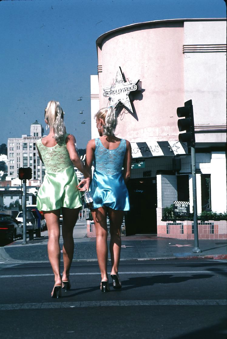 Deux Blondes Plantureuses S'exposent à Hollywood #19057009