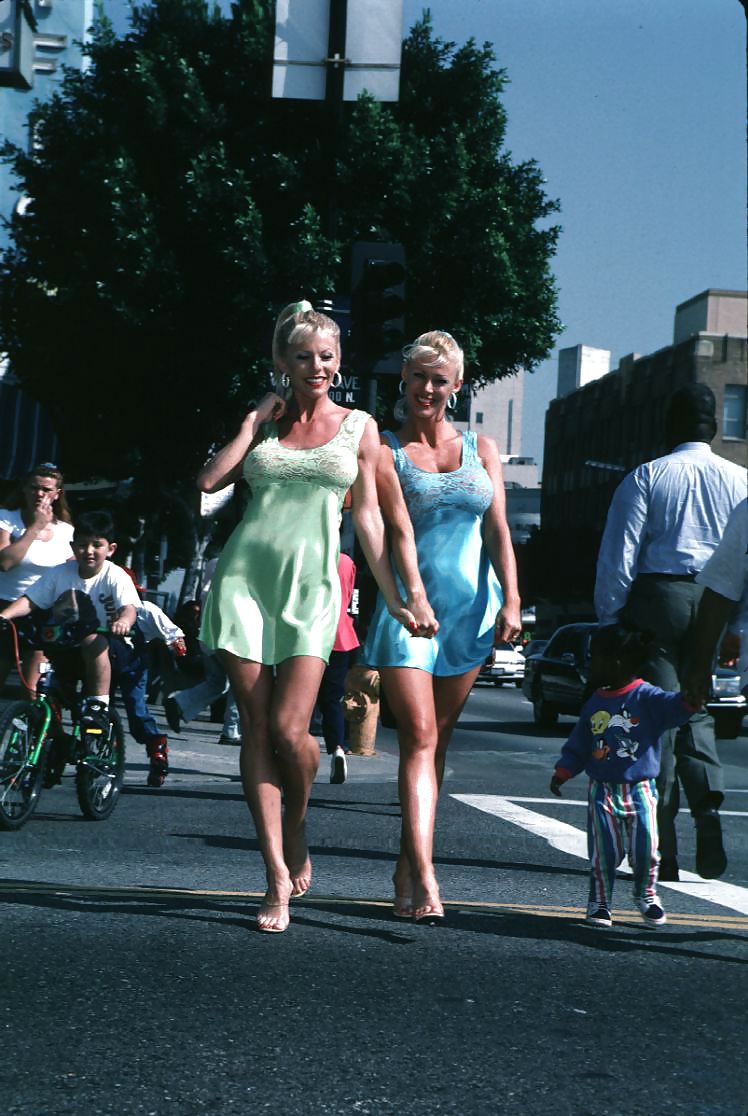 Zwei Vollbusige Blondinen Sich In Hollywood Aussetzt #19057024