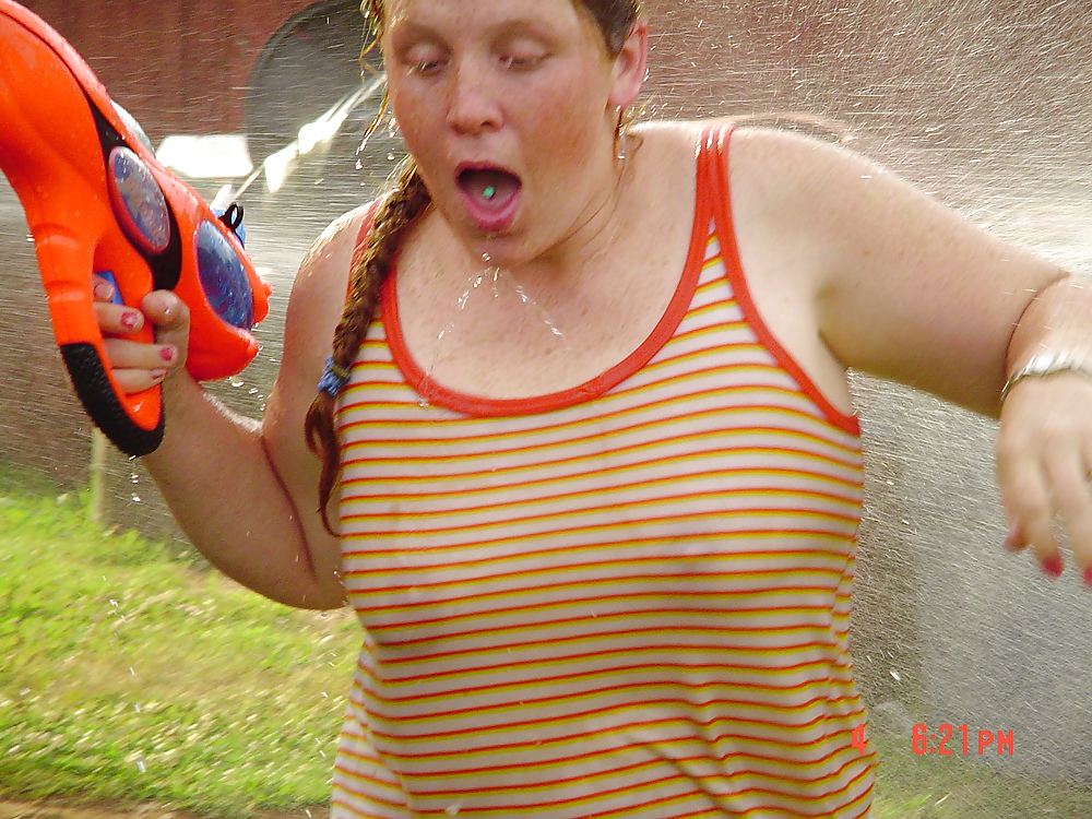 Tener una pelea de agua lol
 #10963631