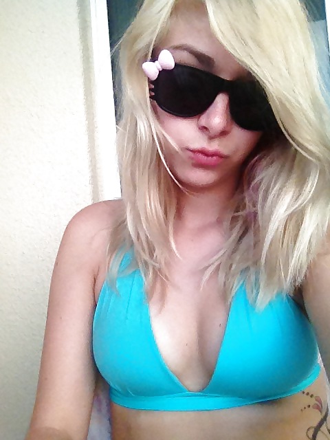 Botas de vaquero y traje de baño
 #21492630