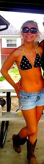 Botas de vaquero y traje de baño
 #21492642