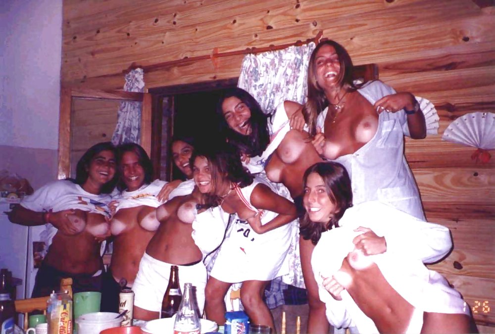 裸の女の子グループ22 - グループでフラッシュする女の子たち 
 #17209235