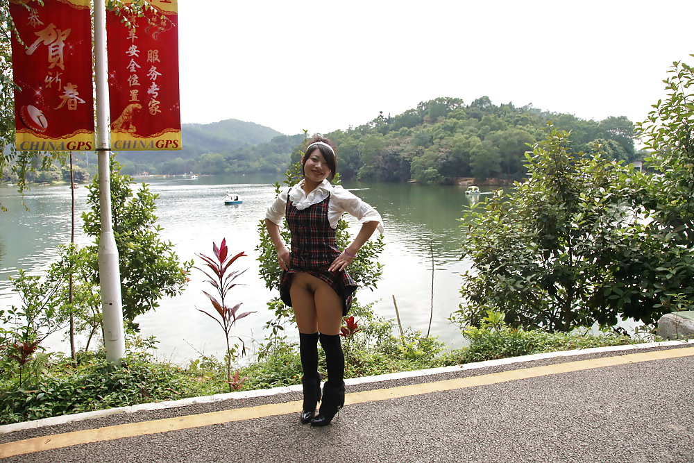 Chica china mostrando el coño en público
 #16564284