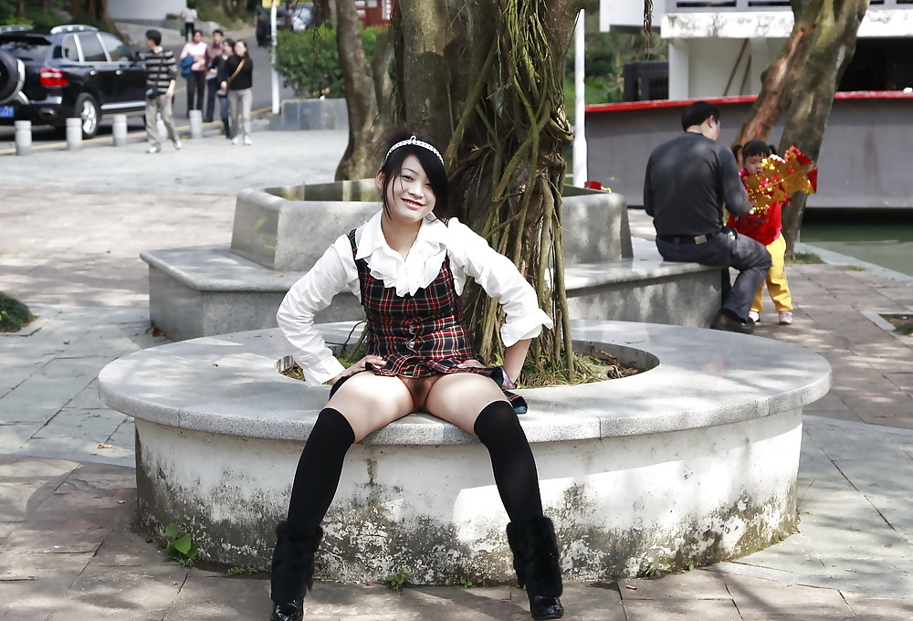 Chica china mostrando el coño en público
 #16564384
